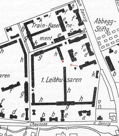 Zaznaczona lokalizacja pomnika (oraz orientacyjny kierunek, skąd wykonano drugie z powyższych zdjęć). Źródło planu: Danzig und seine Bauten, 1908